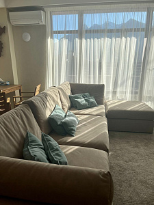 Мягкий диван с объемными подушками: отзыв о комфорте. Фото семейного отдыха. 5/5.